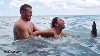 Babe has sex in the amazing blue water