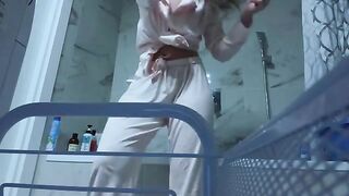A cute girl wanking her pussy in the bathroom, no one sees her