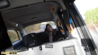 A sexy passenger ordered a taxi and got a blowjob from the hot driver in HD