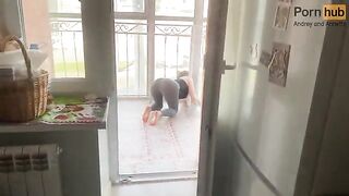 A stepmom was stranded on the balcony, so I came to her rescue