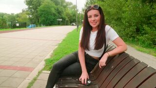 Babe fucks in the park, taking risks for thrill and cum