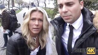 A blonde is having sex with a collector before her wedding