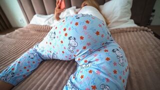 Stepdaughter seduces her stepdad by watching porn together