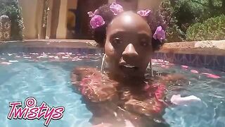 Hot babe Elsie shakes booty in the pool, gets naughty