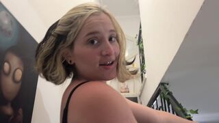 The girl prefers to have sex instead of money in her home