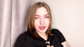 A cute short skirt girl shakes her ass and masturbates at home
