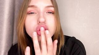 A cute short skirt girl shakes her ass and masturbates at home