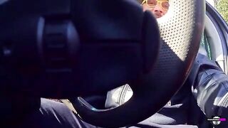 Amateur cumshot with Italian dialogues that don't make sense, and some cum on the face