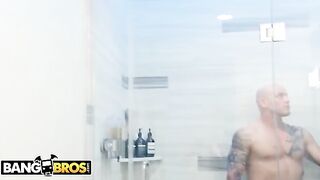 Cute PAWG Mia Malkova seduces her stepbrother to fuck her