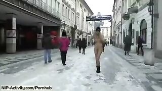 A student appeared in the yard with her natural boobs and ass to show
