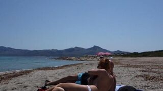 Blowjob on the beach with total strangers who don’t mind watching you getting fucked