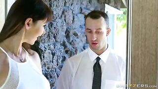 A beautiful woman seduced a nobleman and jumped on him