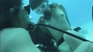 Fella has sex with a girl with a hairy cunny under the water