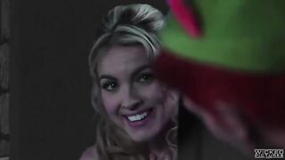 The pretty girl Keira Nicole fucked on the bed by a young man