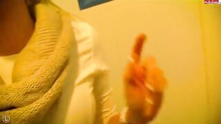 A girl makes blowjob with a stranger in the toilet, it was amazing