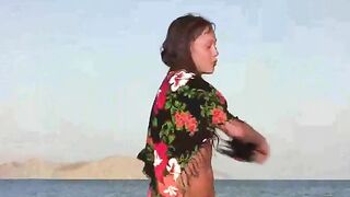 A member shows a naked girl on the beach, highlighting her bold side