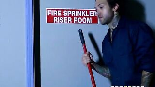 A hot chick called a cleaner to her room for some action