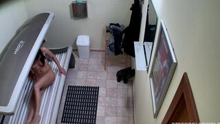 Nude client caught by a hidden camera in the Czech solarium
