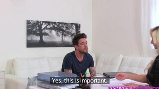 A man passionately fucked his pretty girlfriend on the couch