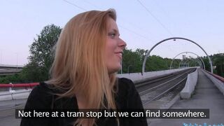 Blonde is having fun with a guy in the bushes on Karachi