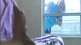 A woman peeps for a man masturbating in the ward