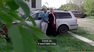 A mature blonde has an unexpected sex in the car