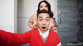 She took a selfie with a guy and now she's asking for his help