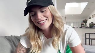 The barista is too sexy, she makes the coffee and fucks with customers