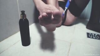 In the shower, a girl plays with her pussy with toys