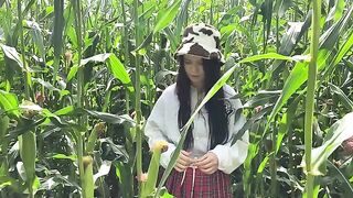 A security guard caught a thief in the cornfield and she began to please him orally