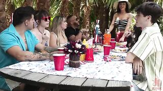 The guy showed the audience a master class in making blowjobs right on the street