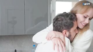 The housewife got a plumbing job and received a messy finish