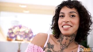Everything for a complete experience - breathtaking brunette action
