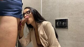 A couple has sex right in the office, no need to leave