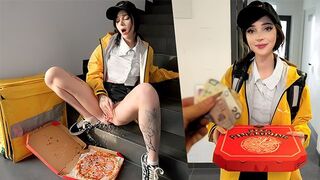 A pizza delivery guy got a messy cum shot from the slutty courier