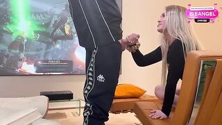 A beautiful girl has no permanent boyfriend, sad