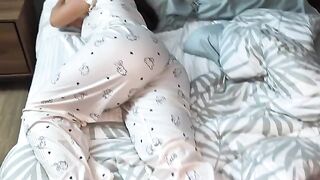 The stepmom shared the bed with me and it was very hot