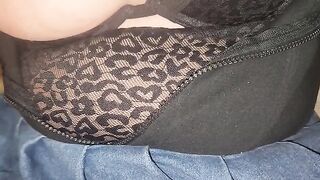 Babe bounces on the cock to achieve a wet orgasm