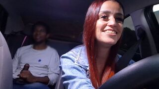 The girl showed her bravery, having sex in public on the car's back seat
